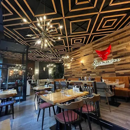 M Star Rooms, Private Parking, Center Апартаменты